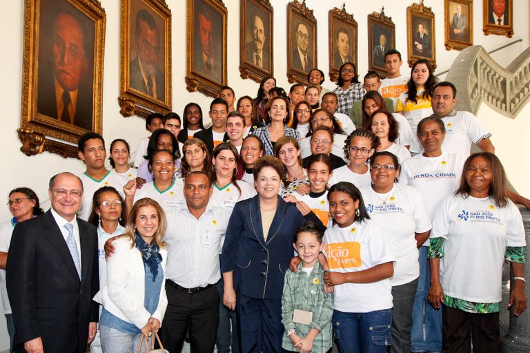 Presidenta Dilma Rousseff e o governador Geraldo Alckmin posam para foto após assinatura do termo de pactuação do Plano Brasil sem Miséria com os governadores do Sudeste em evento em São Paulo
