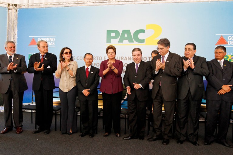 Presidenta Dilma Rousseff durante cerimônia de assinatura do termo de compromisso para elaboração do projeto executivo das obras de reformulação e modernização do anel rodoviário de Belo Horizonte. Belo Horizonte-MG, 12/06/2012