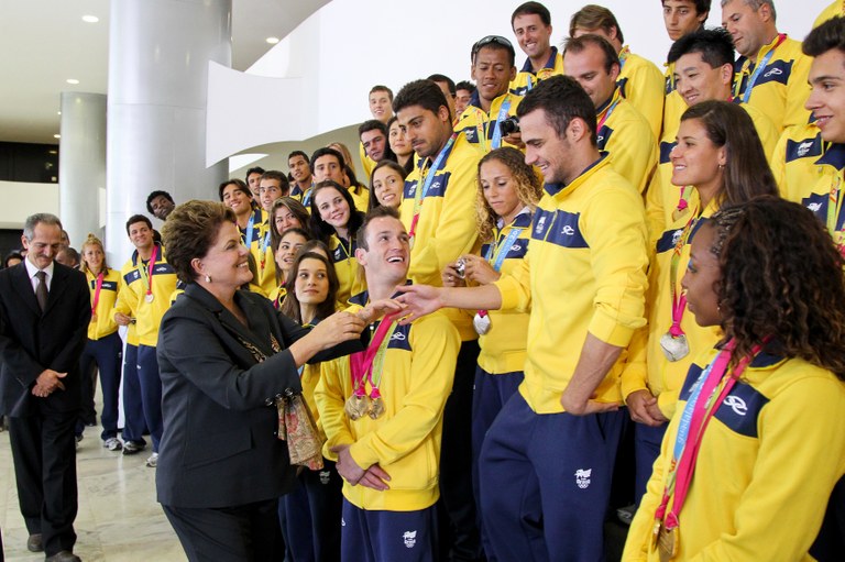 Presidenta Dilma Rousseff recebe atletas brasileiros medalhistas dos XVI Jogos Pan-Americanos de Guadalajara 2011. Brasília - DF, 09/11/2011