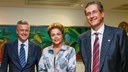 Presidenta Dilma Rousseff posa para foto com Rodrigo Rollemberg, Governador do Distrito Federal e com Rogério Rosso, Deputado Federal durante audiência no Palácio do Planalto. Brasília-DF, 16/07/2015