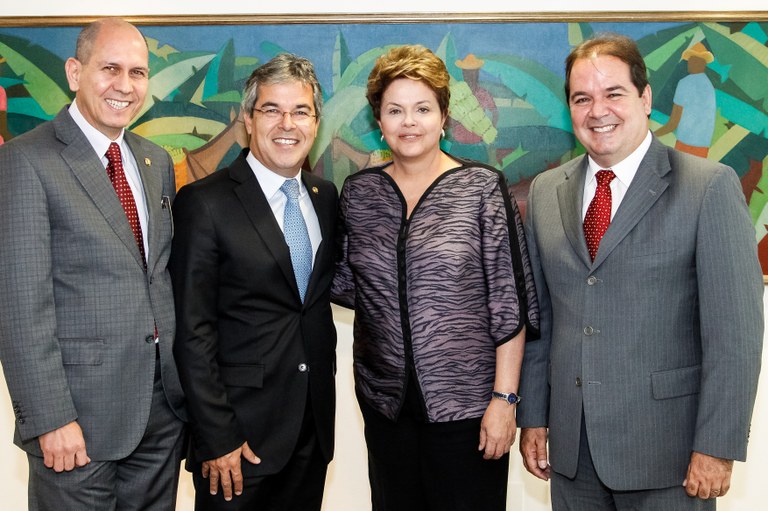 Presidenta Dilma Rousseff posa para foto com o senhor Tião Viana, Governador do Estado do Acre, Senador Jorge Viana e o Senador Aníbal Diniz durante audiência no Palácio do Planalto. Brasília - DF, 04/09/2012