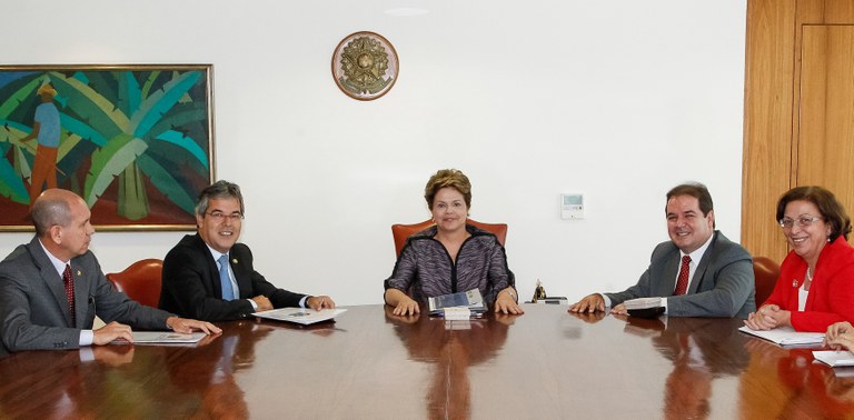 Presidenta Dilma Rousseff durante audiência com o senhor Tião Viana, Governador do Estado do Acre no Palácio do Planalto. Brasília - DF, 04/09/2012