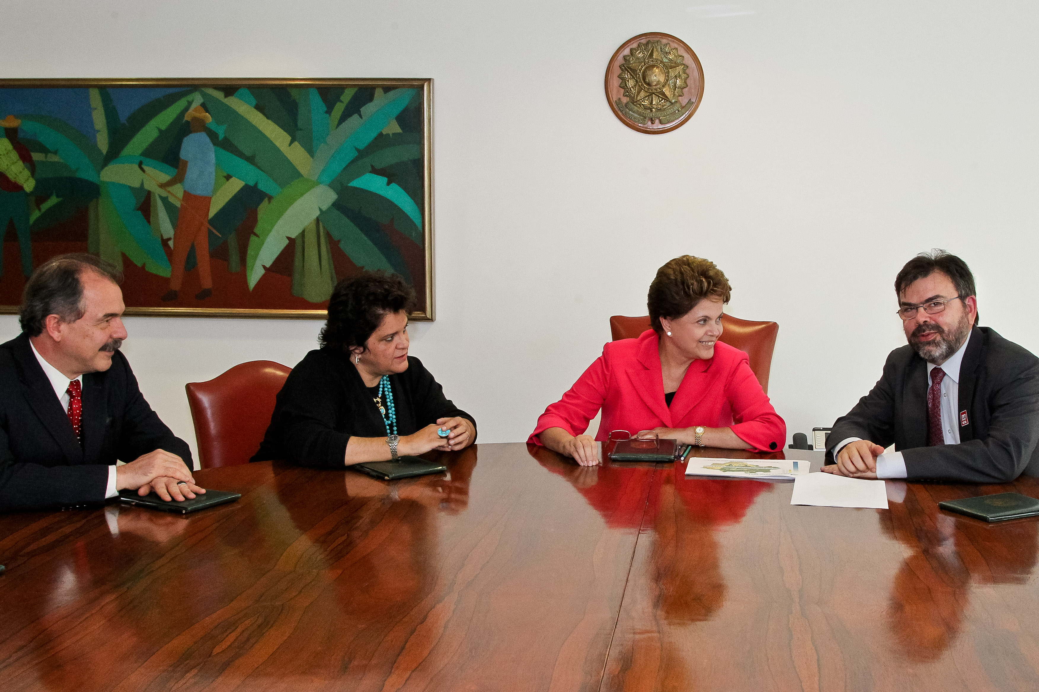 Presidenta Dilma Rousseff durante audiência Ministro de Ciência e Tecnologia, Aloizio Mercadante a Ministra do Meio Ambiente, Izabella Teixeira e o Presidente do Instituto Nacional de Pesquisas Espaciais, Sr. Gilberto Câmara. Brasília - DF, 05/12/2011