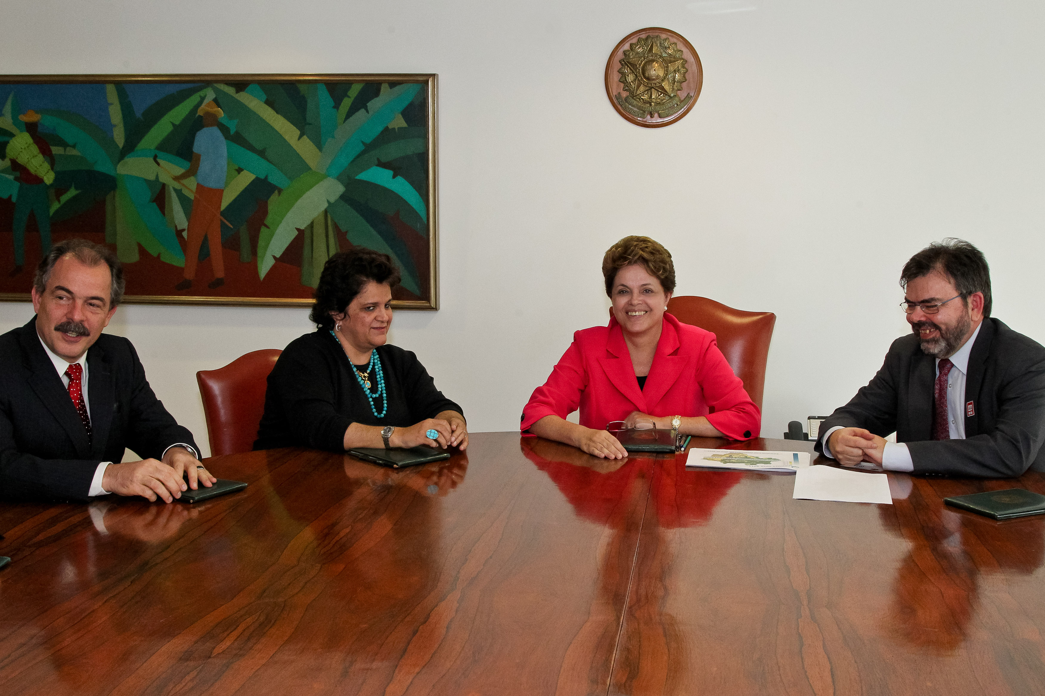  Presidenta Dilma Rousseff durante audiência Ministro de Ciência e Tecnologia, Aloizio Mercadante a Ministra do Meio Ambiente, Izabella Teixeira e o Presidente do Instituto Nacional de Pesquisas Espaciais, Sr. Gilberto Câmara. Brasília - DF, 05/12/2011