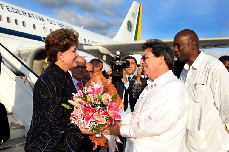  Presidenta Dilma Rousseff cumprimenta autoridades cubanas durante chegada a Havana. Havana-Cuba, 30/01/2012