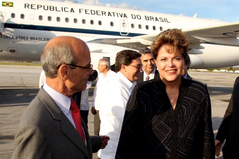  Presidenta Dilma Rousseff cumprimenta autoridades cubanas durante chegada a Havana. Havana-Cuba, 30/01/2012