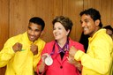 Presidenta Dilma Rousseff posa para foto com os atletas olímpicos Yamaguchi Falcão e Esquiva Falcão. Brasília - DF, 14/08/2012