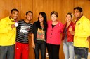 Presidenta Dilma Rousseff posa para foto com familiares dos atletas olímpicos Yamaguchi Falcão e Esquiva Falcão. Brasília - DF, 14/08/2012