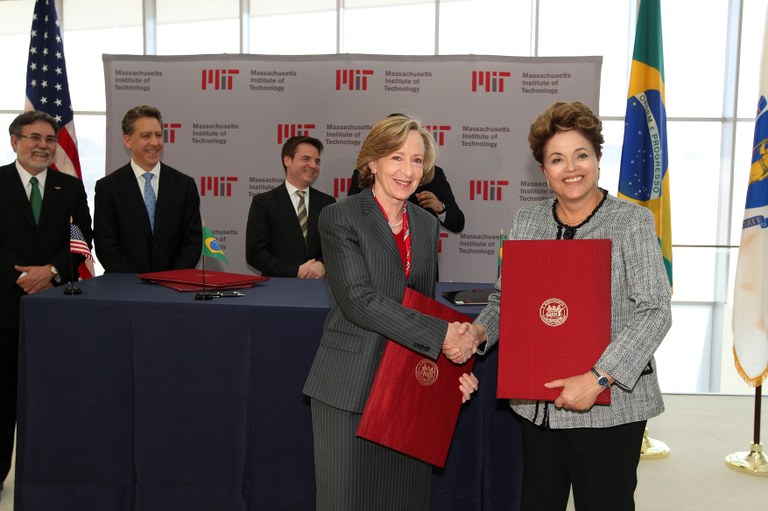 Presidenta Dilma Rousseff durante cerimônia de assinatura de atos no  Instituto de tecnologia de  Massachussetts  (MIT). Boston-EUA, 10/04/2012