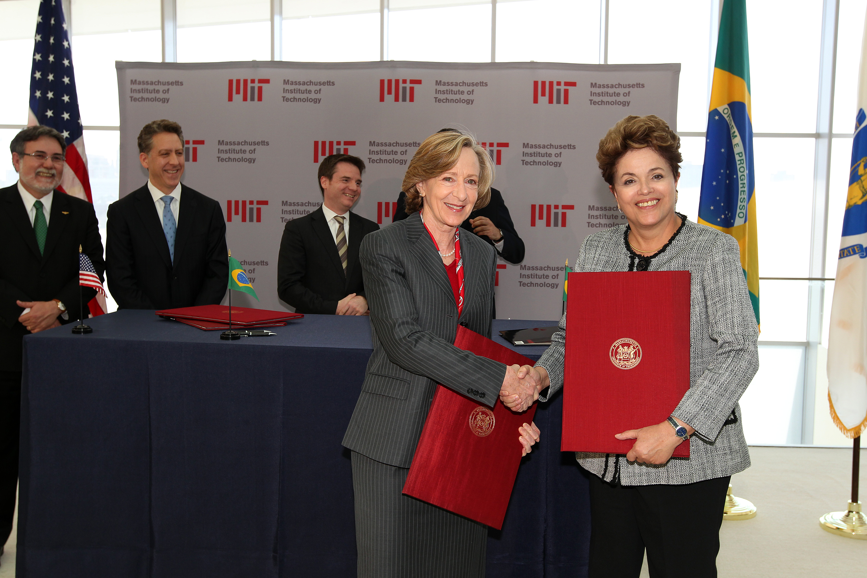 Presidenta Dilma Rousseff durante cerimônia de assinatura de atos no  Instituto de tecnologia de  Massachussetts  (MIT). Boston-EUA, 10/04/2012