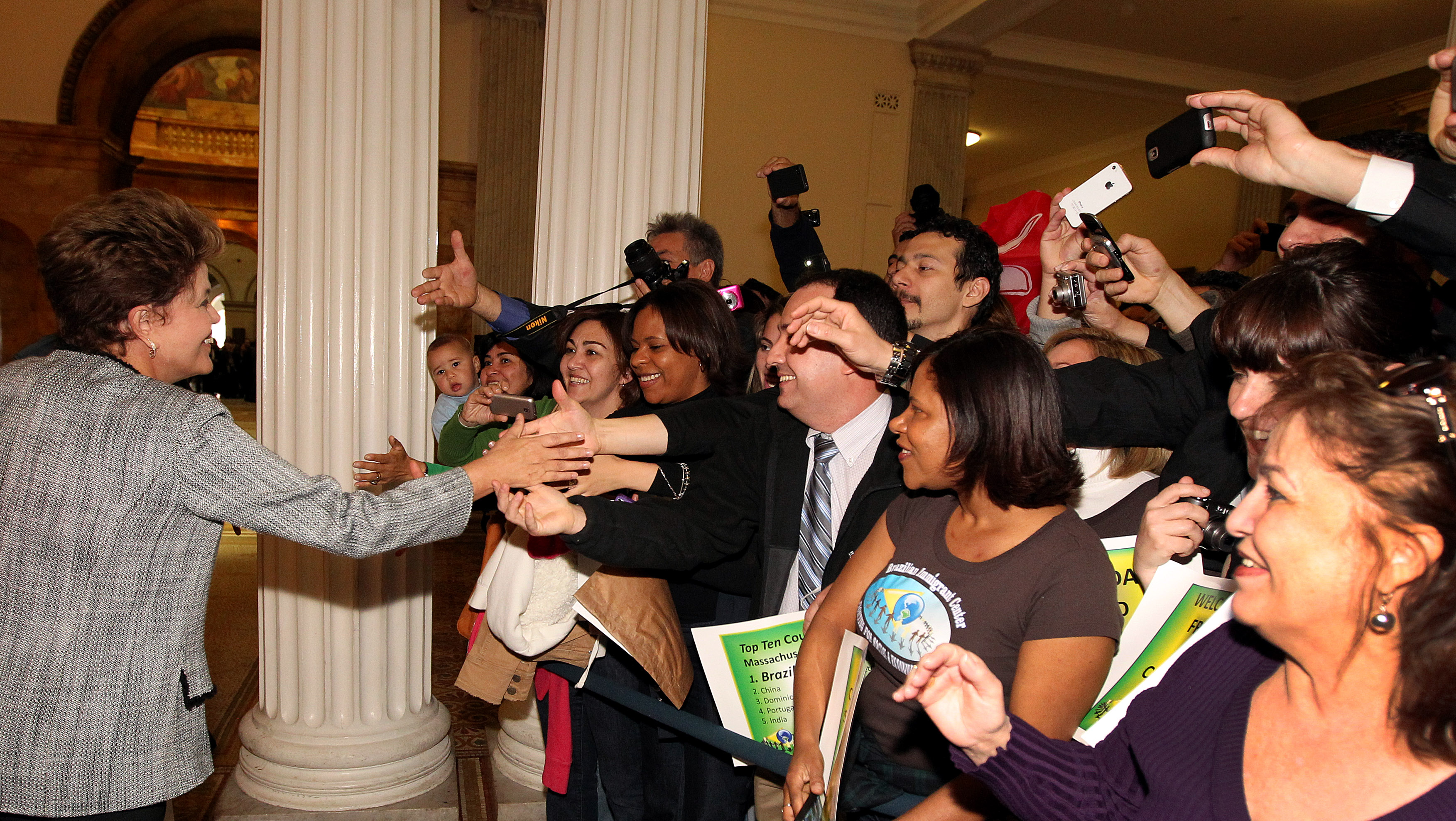 Presidenta Dilma Rousseff cumprimenta populares durante visita a State House . Boston-EUA, 10/04/2012