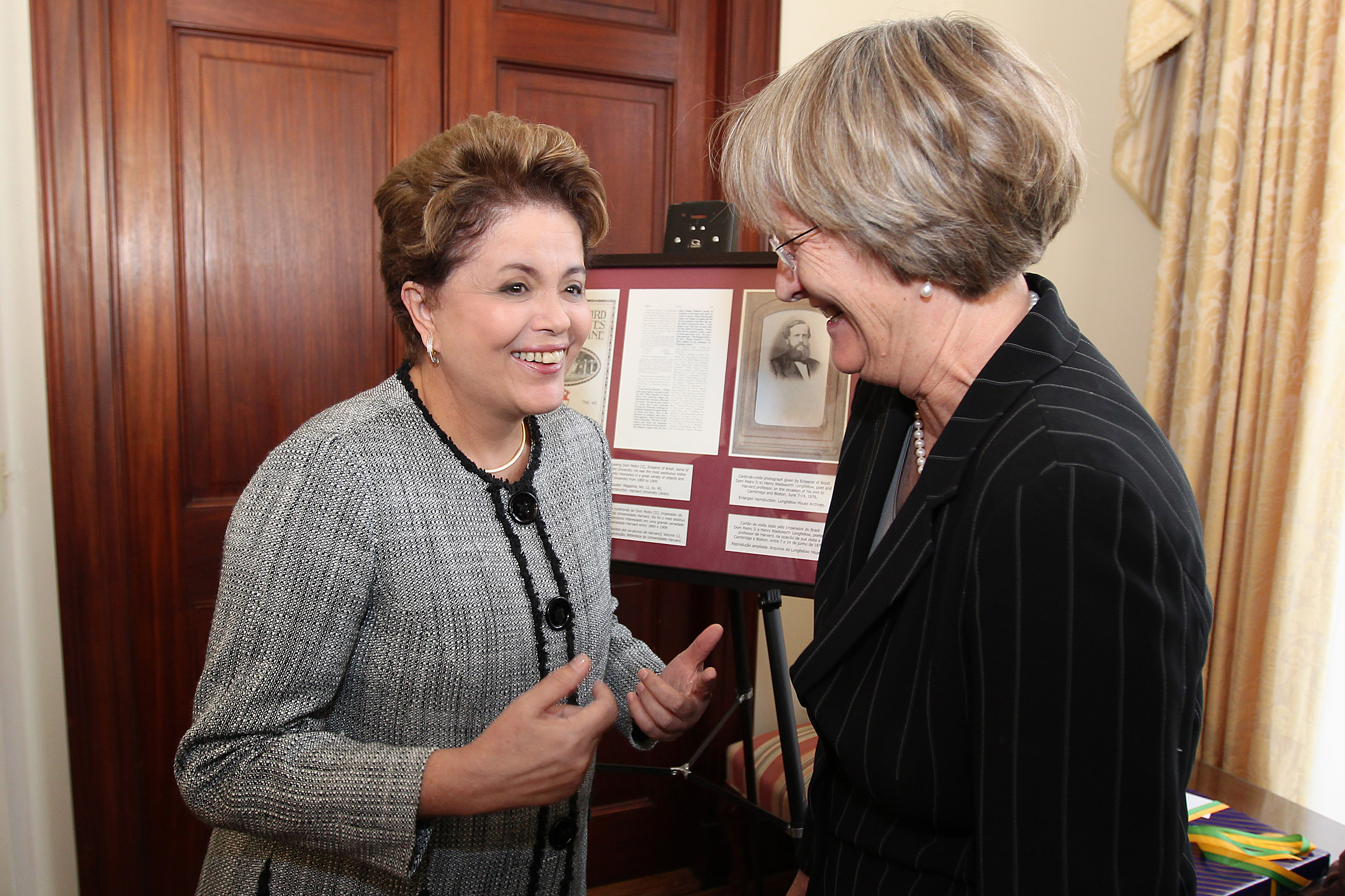 Presidenta Dilma Rousseff recebe da professora Drew Faust presidenta da universidade de Harvad quadro alusivo à visita do imperador Dom Pedro II a universidade de Harvard em 1876. Boston-EUA, 10/04/2012