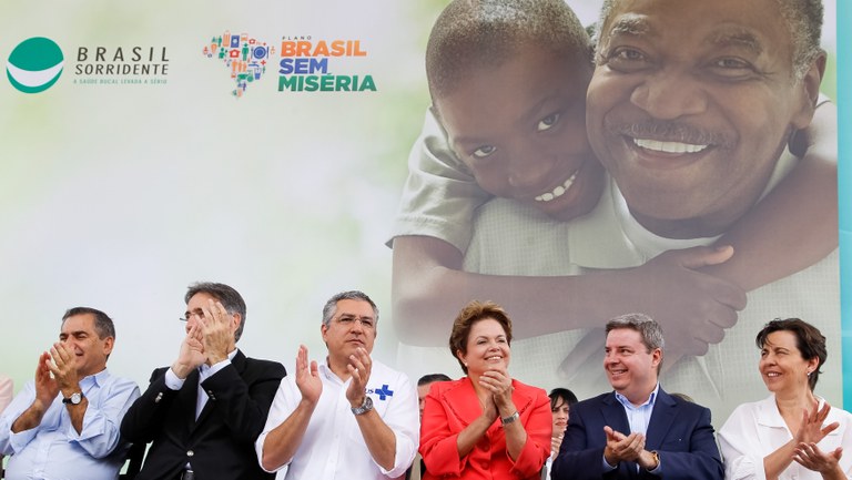 Presidenta Dilma Rousseff durante cerimônia de anúncio da ampliação do programa Brasil Sorridente e do mutirão de próteses dentárias. Rio Pardo de Minas - MG, 10/08/2012
