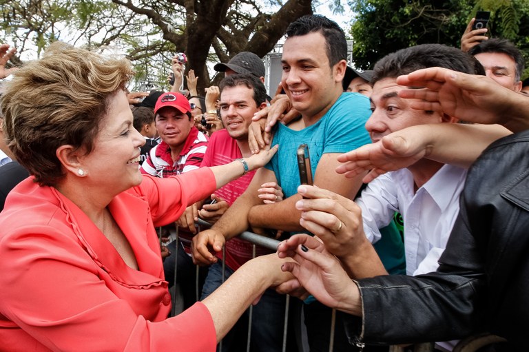 Presidenta Dilma Rousseff cumprimenta populares após a  cerimônia de anúncio da ampliação do programa Brasil Sorridente e do mutirão de próteses dentárias. Rio Pardo de Minas - MG, 10/08/2012