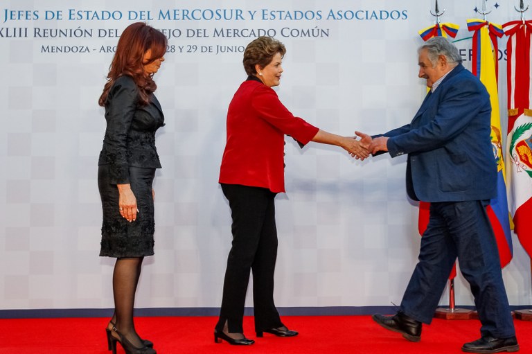 Presidenta Dilma Rousseff durante chegada ao hotel intercontinental posa para foto , acompanhada dos presidentes Cristina Kirchner e José Mujica. Mendoza - ARG, 29/06/2012