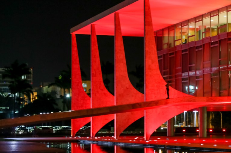 Palácio do Planalto participa da Campanha Dezembro Vermelho, alerta sobre a prevenção da AIDS. Brasília-DF, 02/12/2015   