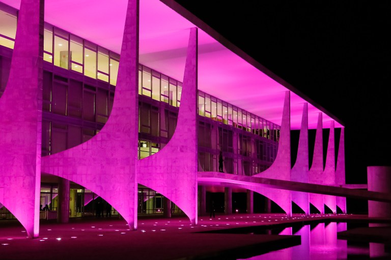  Palácio do Planalto entra na Campanha Outubro Rosa pela conscientização sobre o câncer de mama. Brasília-DF, 01/10/2013  