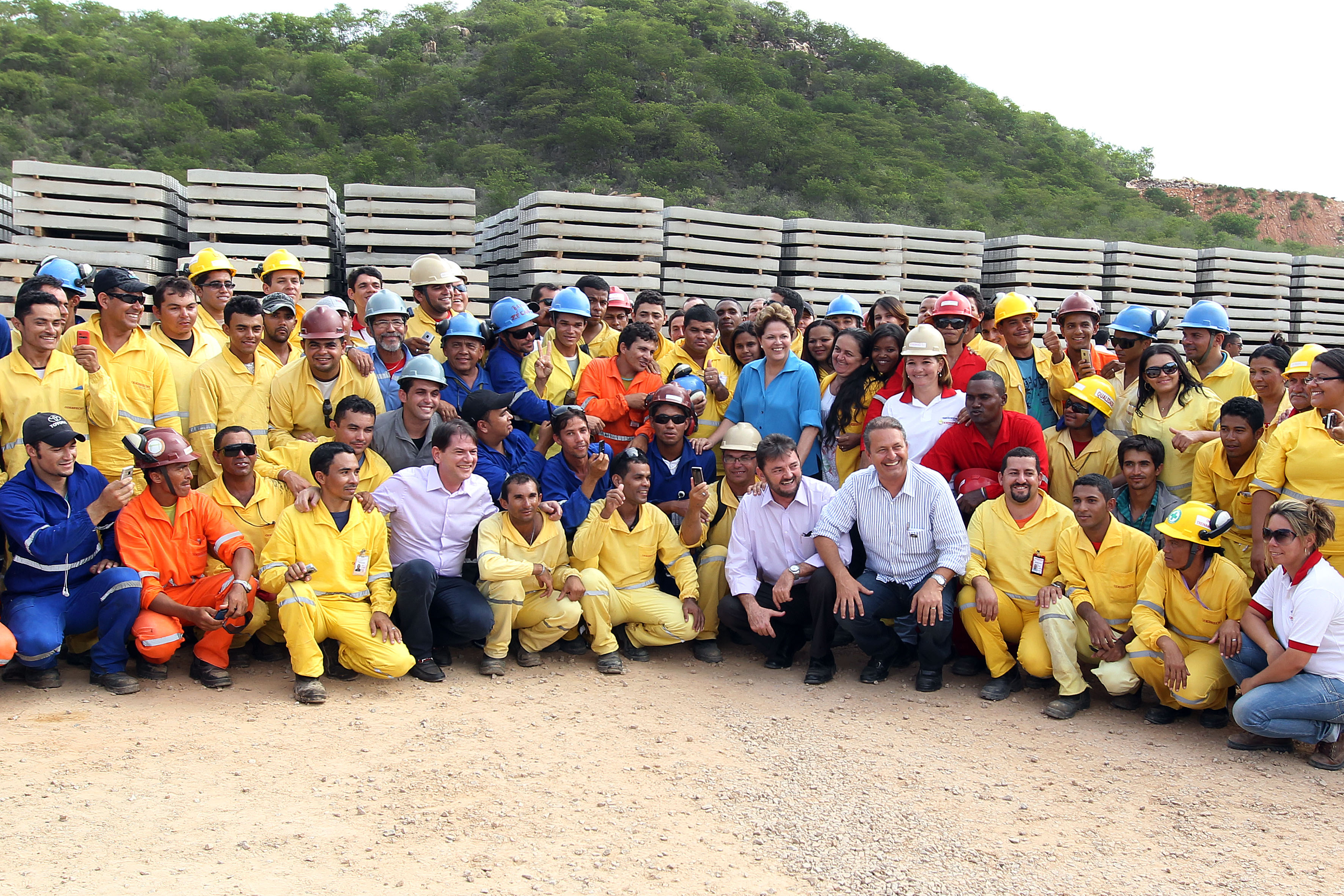 Presidenta Dilma Rousseff posa para foto com trabalhadores durante visita ao canteiro industrial da Ferrovia Transnordestina. Salgueiro - PE, 09/02/2012