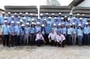 Presidenta Dilma Rousseff posa para foto com trabalhadores durante visita ao canteiro industrial da Ferrovia Transnordestina. Salgueiro - PE, 09/02/2012