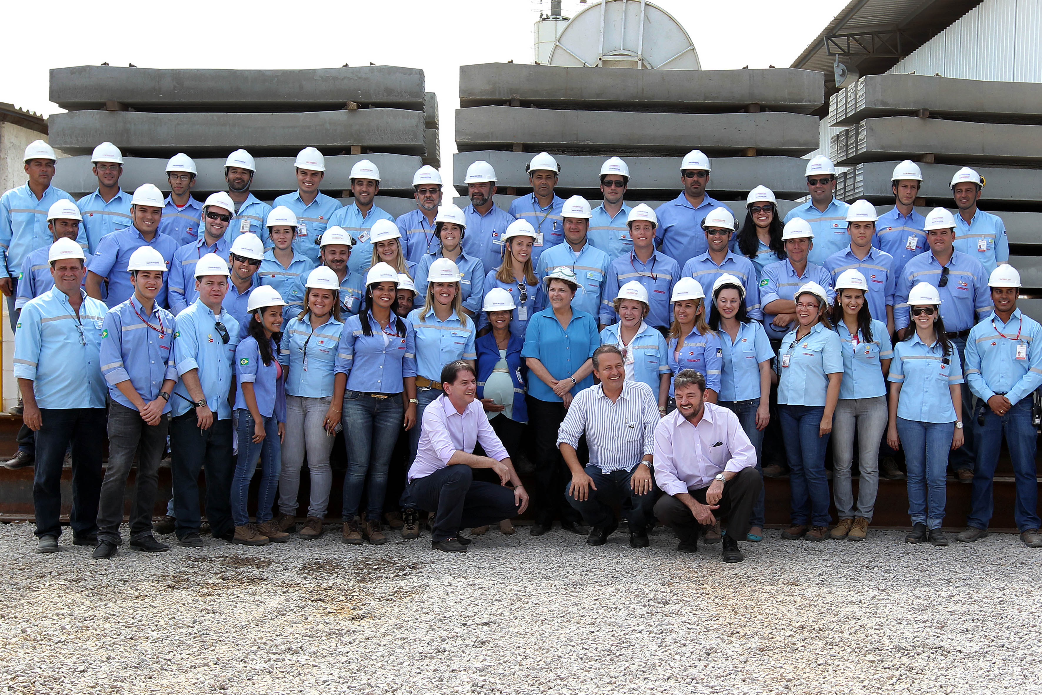 Presidenta Dilma Rousseff posa para foto com trabalhadores durante visita ao canteiro industrial da Ferrovia Transnordestina. Salgueiro - PE, 09/02/2012