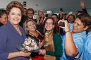 Presidenta Dilma Rousseff cumprimenta populares durante visita à Casa do Brasil em Madri. Madri - Espanha, 19/11/2012