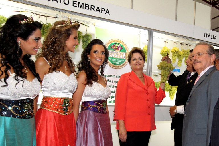 Presidenta Dilma Rousseff, durante visita aos estandes da 29ª Festa Nacional da Uva e 23ª Feira Agroindustrial. Caxias do Sul-RS, 16/02/2012