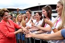 Presidenta Dilma Rousseff cumprimenta populares, durante visita aos estandes da 29ª Festa Nacional da Uva e 23ª Feira Agroindustrial. Caxias do Sul-RS, 16/02/2012