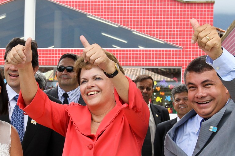 Presidenta Dilma Rousseff durante visita as instalações do Centro Municipal de Educação Infantil Júlia Moreira da Silva. Angra dos Reis - RJ, 18/01/2012