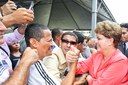  Presidenta Dilma Rousseff cumprimenta e posa para foto com populares durante a cerimônia de inauguração do Centro Municipal de Educação Infantil Júlia Moreira da Silva. Angra dos Reis - RJ, 18/01/2012