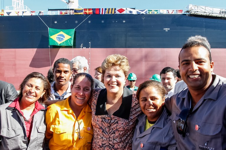 Presidenta Dilma Rousseff cumprimenta a tripulação e posa para foto durante visita às instalações do navio petroleiro "Zumbi dos Palmares". Suape - PE, 20/05/2013