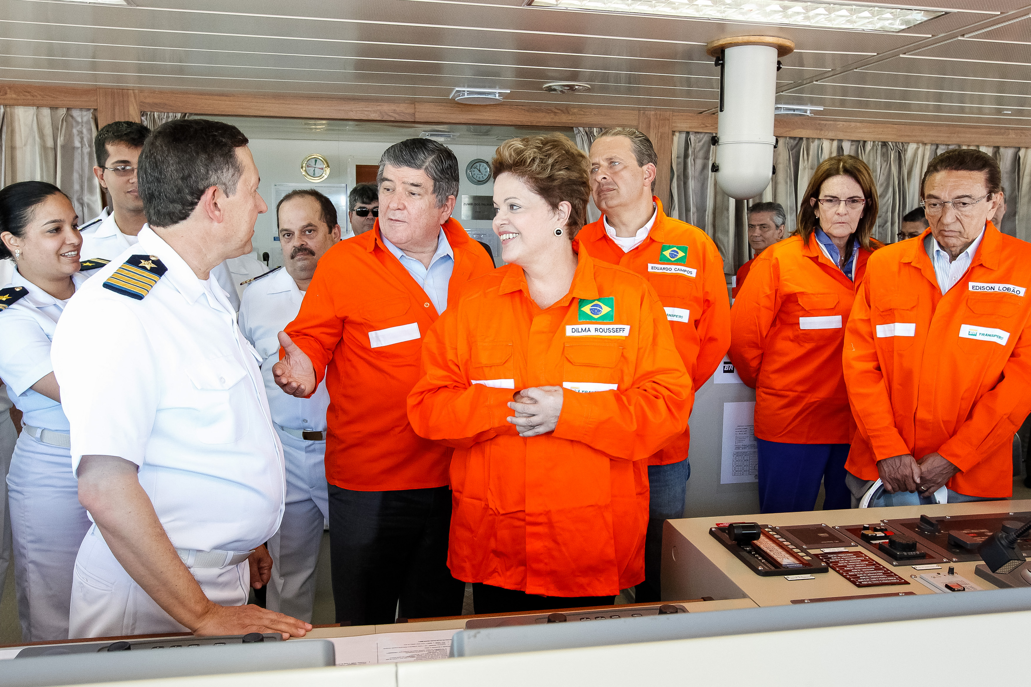 Presidenta Dilma Rousseff, Governador de Pernambuco, Eduardo Campos e o Ministro de Minas e Energia, Edison Lobão cumprimentam a tripulação durante visita às instalações do navio petroleiro "Zumbi dos Palmares". Suape - PE, 20/05/2013