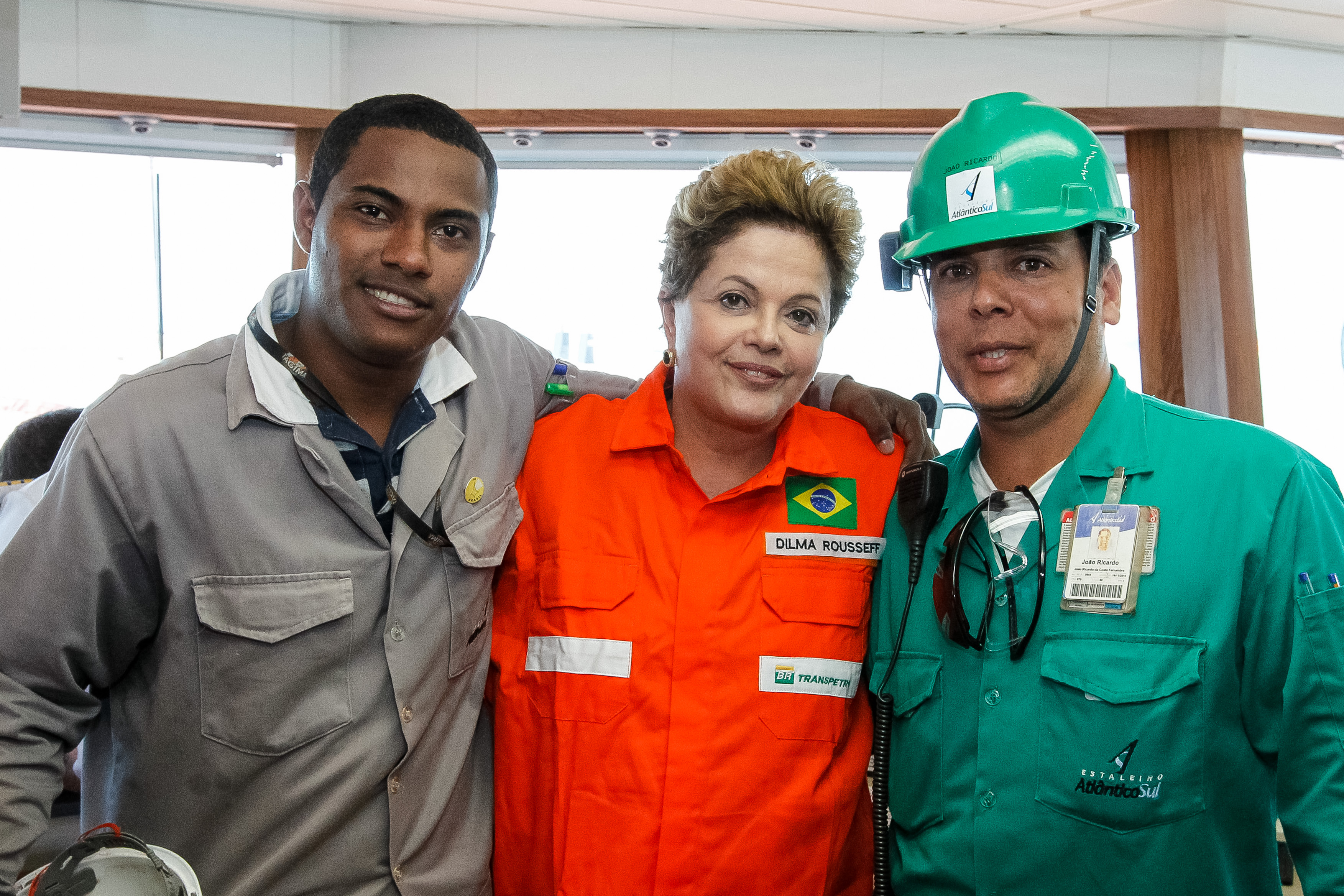 Presidenta Dilma Rousseff cumprimenta a tripulação e posa para foto durante visita às instalações do navio petroleiro "Zumbi dos Palmares". Suape - PE, 20/05/2013