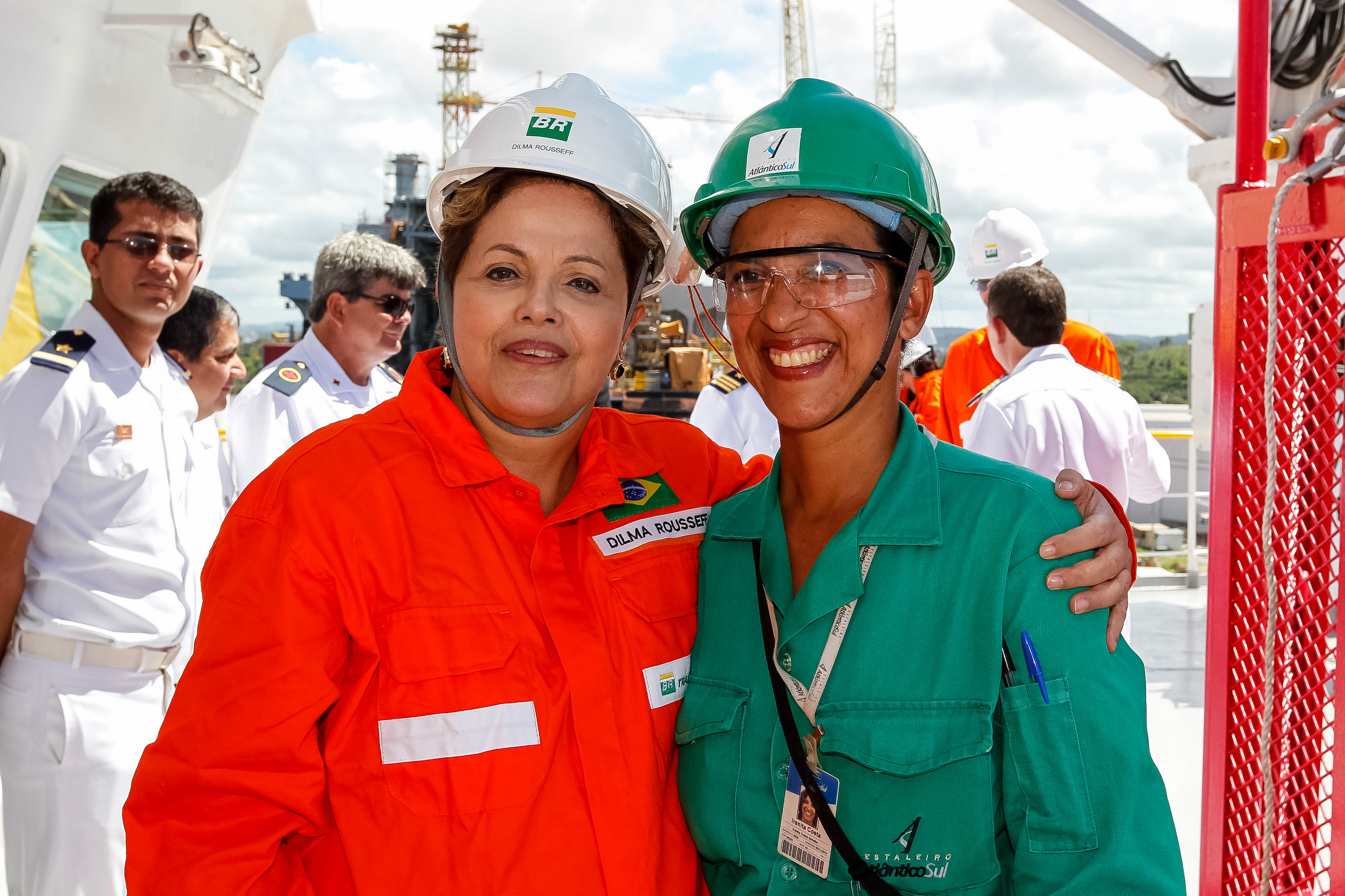 Presidenta Dilma Rousseff cumprimenta a tripulação e posa para foto durante visita às instalações do navio petroleiro "Zumbi dos Palmares". Suape - PE, 20/05/2013