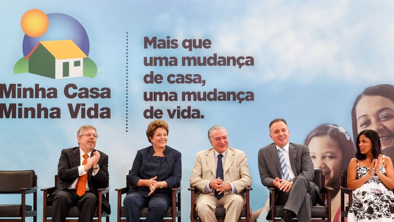 Presidenta Dilma Rousseff durante a cerimônia alusiva a um milhão de moradias entregues e dois milhões contratadas pelo Programa Minha Casa Minha Vida. Brasília - DF, 04/12/2012