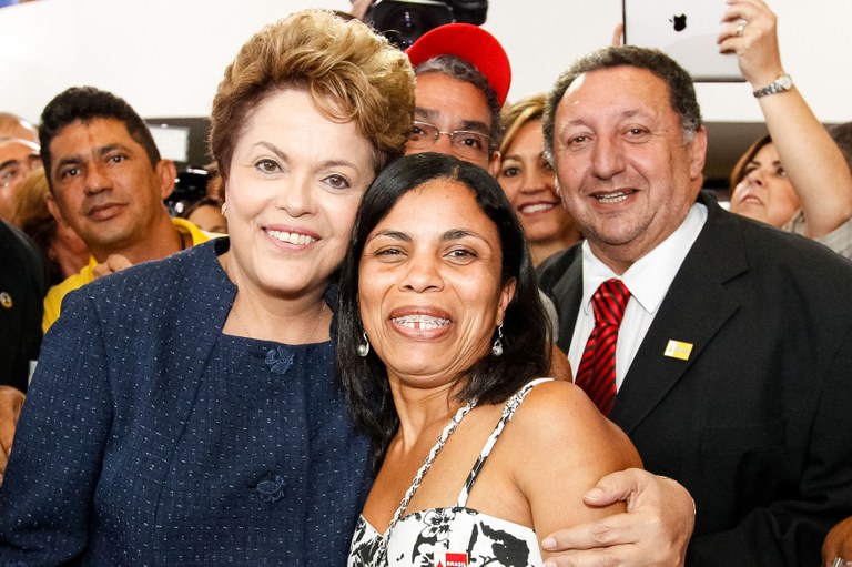 Presidenta Dilma Rousseff posa para foto com a beneficiária Programa Minha Casa Minha Vida, Maria José de Matos Santos durante a cerimônia alusiva a um milhão de moradias entregues e dois milhões contratadas pelo Programa Minha Casa Minha Vida. Brasília - DF, 04/12/2012