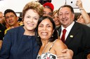 Presidenta Dilma Rousseff posa para foto com a beneficiária Programa Minha Casa Minha Vida, Maria José de Matos Santos durante a cerimônia alusiva a um milhão de moradias entregues e dois milhões contratadas pelo Programa Minha Casa Minha Vida. Brasília - DF, 04/12/2012