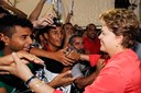 Presidenta Dilma Rousseff cumprimenta populares durante cerimônia alusiva à visita às obras da Etapa útil I do Canal Acauã-Araçagi - Adutor da Vertente Litorânea. Barragem Acauã - Itatuba - PB, 04/03/2013