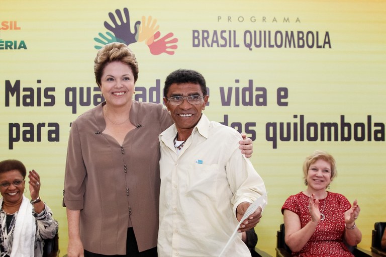 Presidenta Dilma Rousseff e Apolinário Acássio Santos durante cerimônia alusiva ao Dia Nacional de Zumbi e da Consciência Negra, com anúncio de ações para as Comunidades Quilombolas. Brasília - DF, 21/11/2012