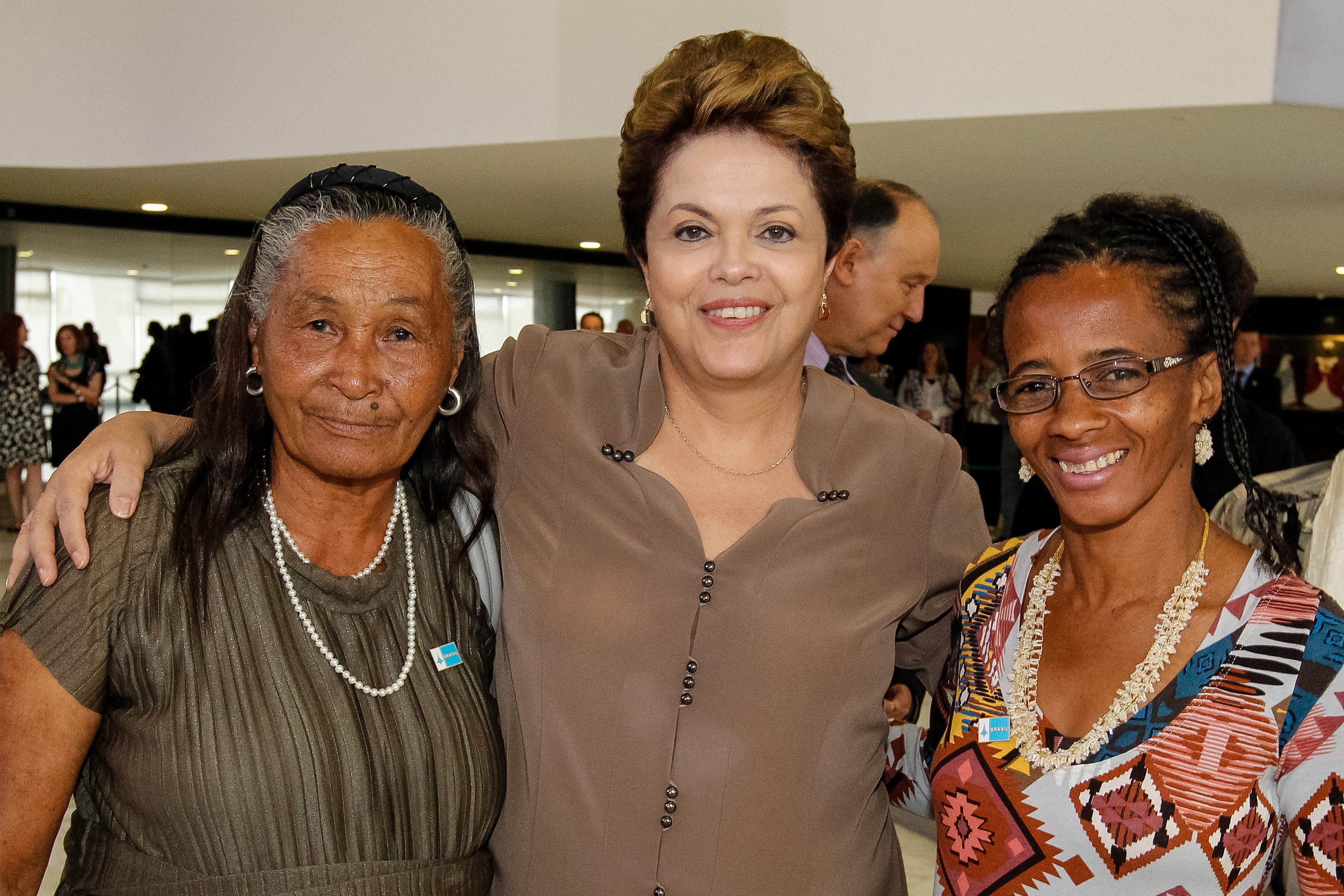 Presidenta Dilma Rousseff posa para foto com a Josefa Maria e com a Maria Rosalina durante cerimônia alusiva ao Dia Nacional de Zumbi e da Consciência Negra, com anúncio de ações para as Comunidades Quilombolas. Brasília - DF, 21/11/2012