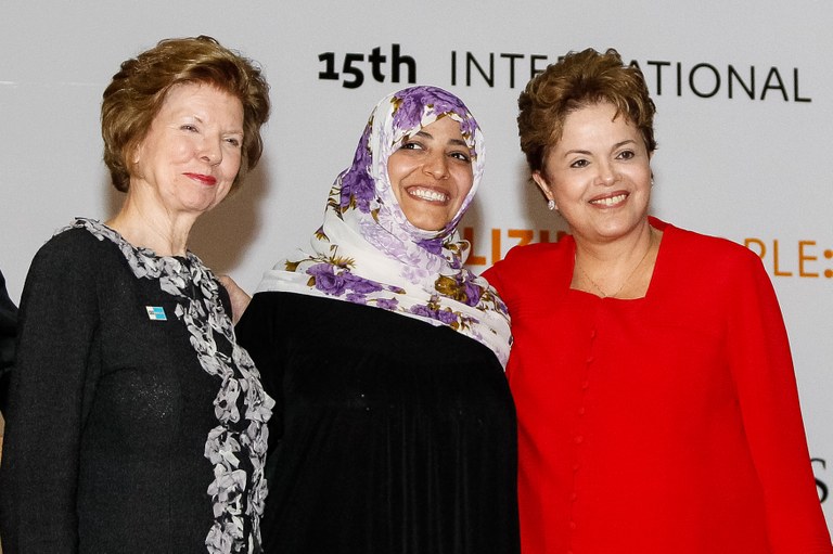 Presidenta Dilma Rousseff ao lado da  Srª Tawakkol Karman, Prêmio Nobel da Paz 2011, e da Srª Huguette Labelle, Presidente da transparência internaciponal, durante a cerimônia de abertura da 15ª Conferência Internacional Anticorrupção (IACC). Brasília - DF, 07/11/2012