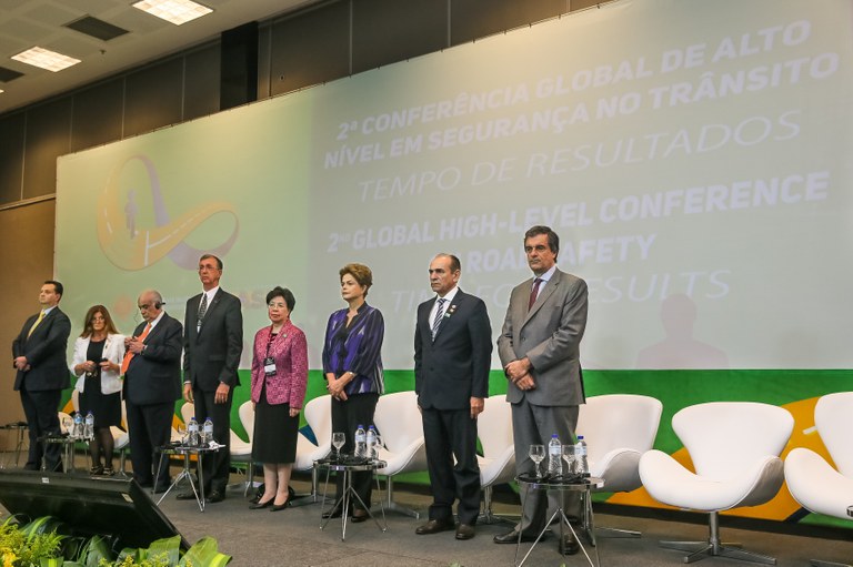 Presidenta Dilma Rousseff durante um minuto de silêncio em homenagem as vitimas do atentado na franca na cerimônia de abertura da 2ª Conferência Global de Alto Nível sobre Segurança no Trânsito. Brasília-DF, 18/11/2015