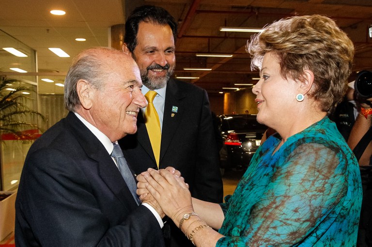 Presidenta Dilma Rousseff é cumprimentada pelo Presidente da Fifa, Joseph S. Blatter e pelo Governador de Brasília, Agnelo Queiroz na chegada da cerimônia de abertura da Copa das Confederações. Brasília - DF, 15/06/2013