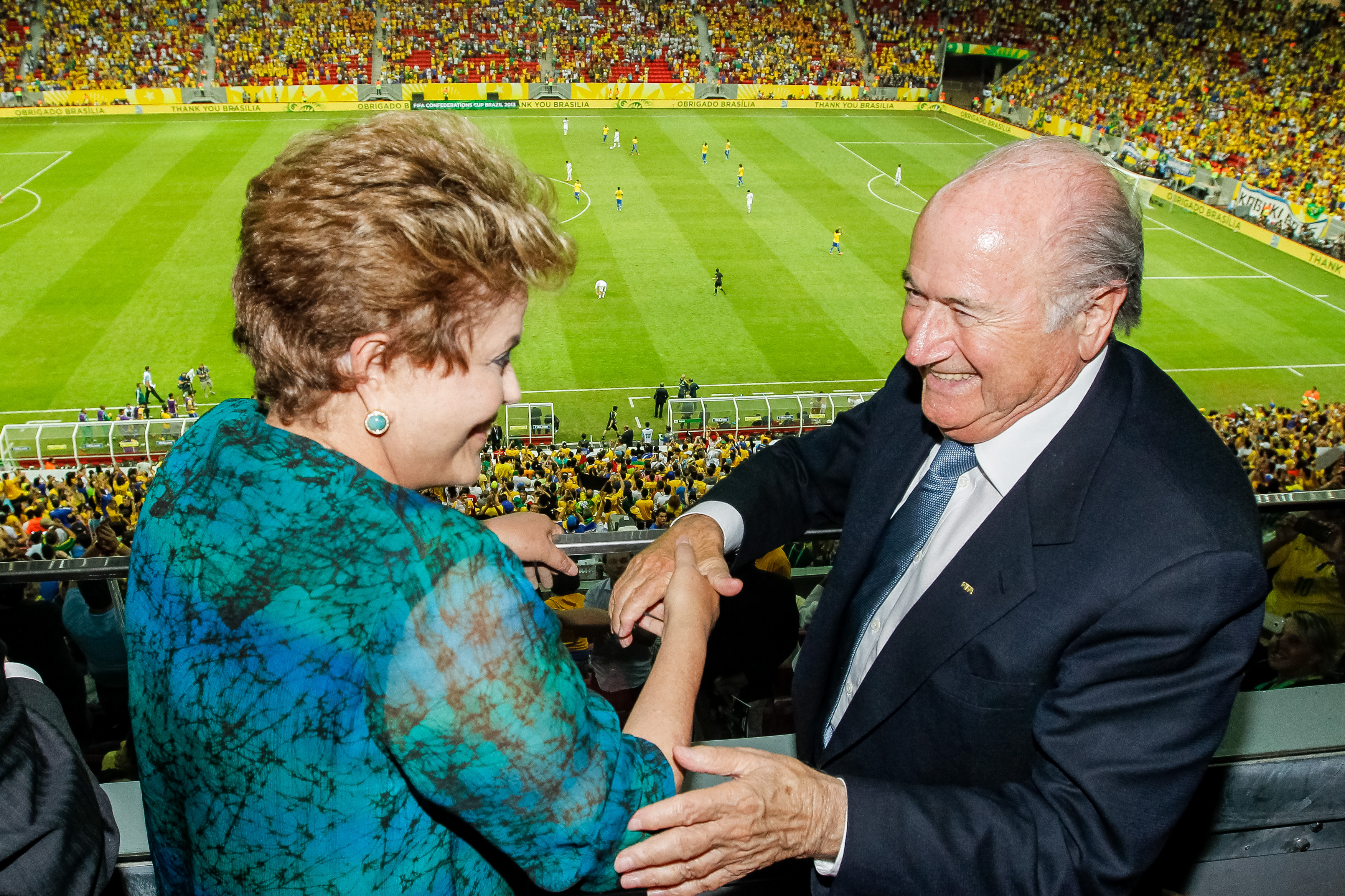 Presidenta Dilma Rousseff e o Presidente da Fifa, Joseph S. Blatter durante comemoração do terceiro gol do time do Brasil no jogo de abertura da Copa das Confederações. Brasília - DF, 15/06/2013