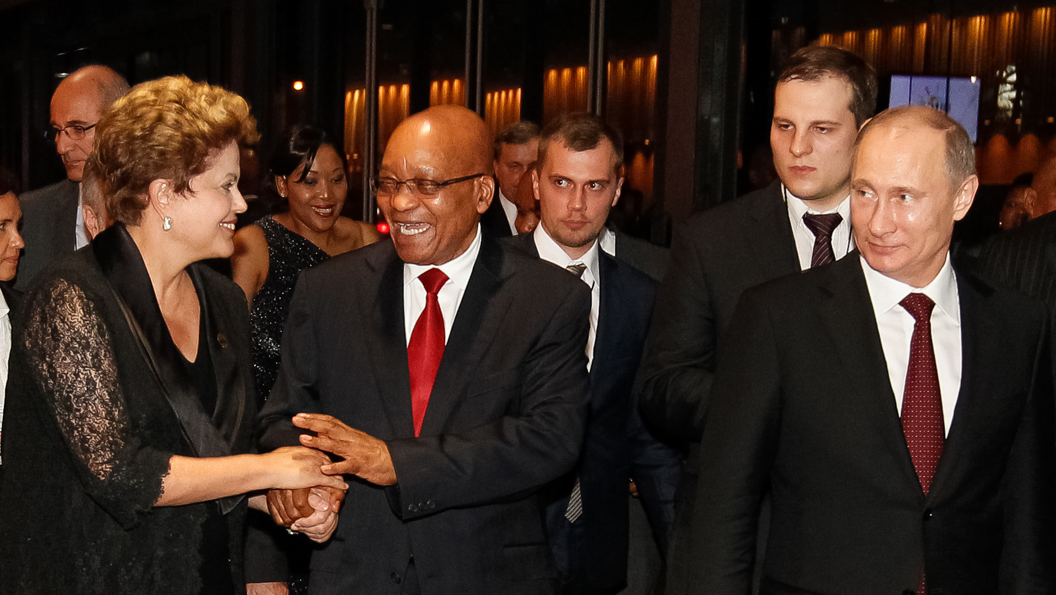 Presidenta Dilma Rousseff acompanhada  do senhor Jacob Zuma, Presidente da África do Sul, e do senhor Vladimir Putin, Presidente da Federação da Rússia, durante cerimônia de abertura da V Cúpula do BRICS. Durban-África do Sul, 26/03/2013