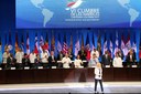 Presidenta Dilma Rousseff assiste a cantora Shakira cantar o hino nacional da Colômbia durante cerimônia de abertura da VI Cúpula das Américas. Cartagena-Colômbia, 14/04/2012