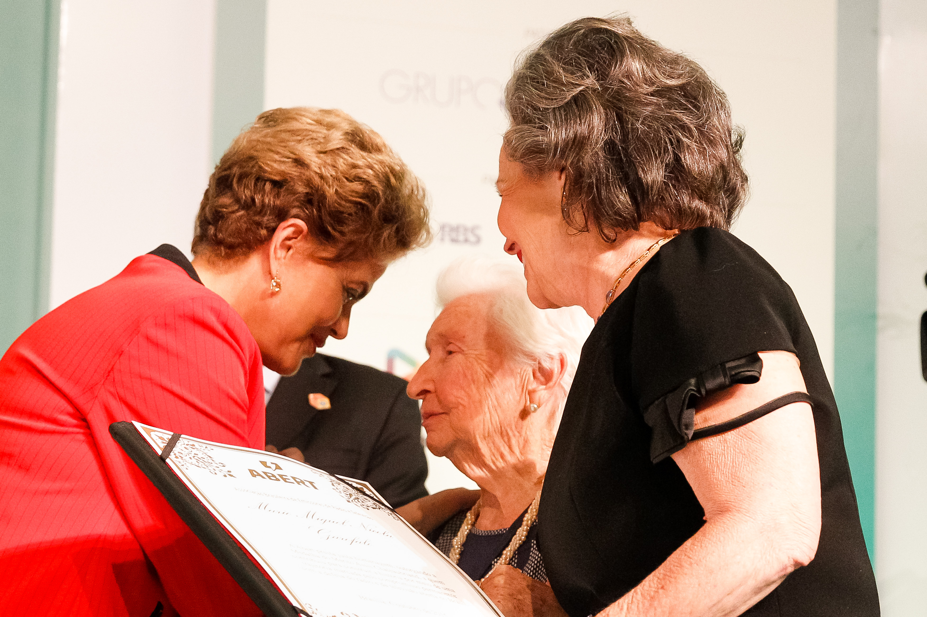 Presidenta Dilma Rousseff presta homenagem póstuma ao senhor Mario Miguel Nicola Garófalo, e entrega da Medalha Assis Chateaubriand a sua viúva Lúcia Garófalo, durante cerimônia de Abertura do 27º Congresso Brasileiro de Radiodifusão. Brasília-DF, 06/10/2015