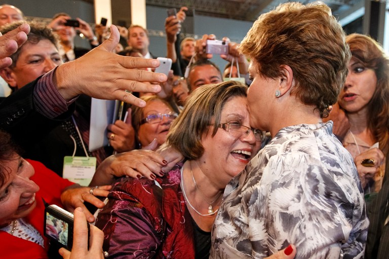 Presidenta Dilma Rousseff recebe cumprimentos dos Prefeitos após cerimônia de abertura do Encontro Nacional com os novos Prefeitos e Prefeitas. Brasília-DF, 28/01/2013 