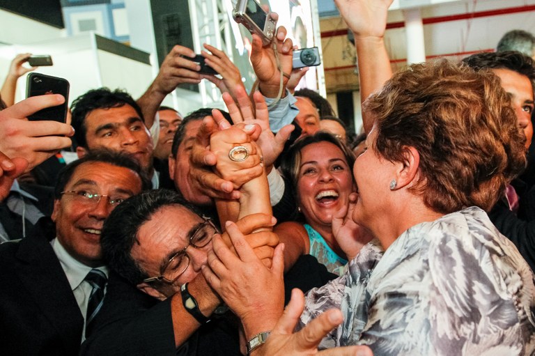 Presidenta Dilma Rousseff recebe cumprimentos dos Prefeitos após cerimônia de abertura do Encontro Nacional com os novos Prefeitos e Prefeitas. Brasília-DF, 28/01/2013 