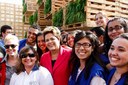 Presidenta Dilma Rousseff posa para foto com populares durante visita aos pavilhões da Rio+20 no Parque dos Atletas. Rio de Janeiro - RJ, 13/06/2012