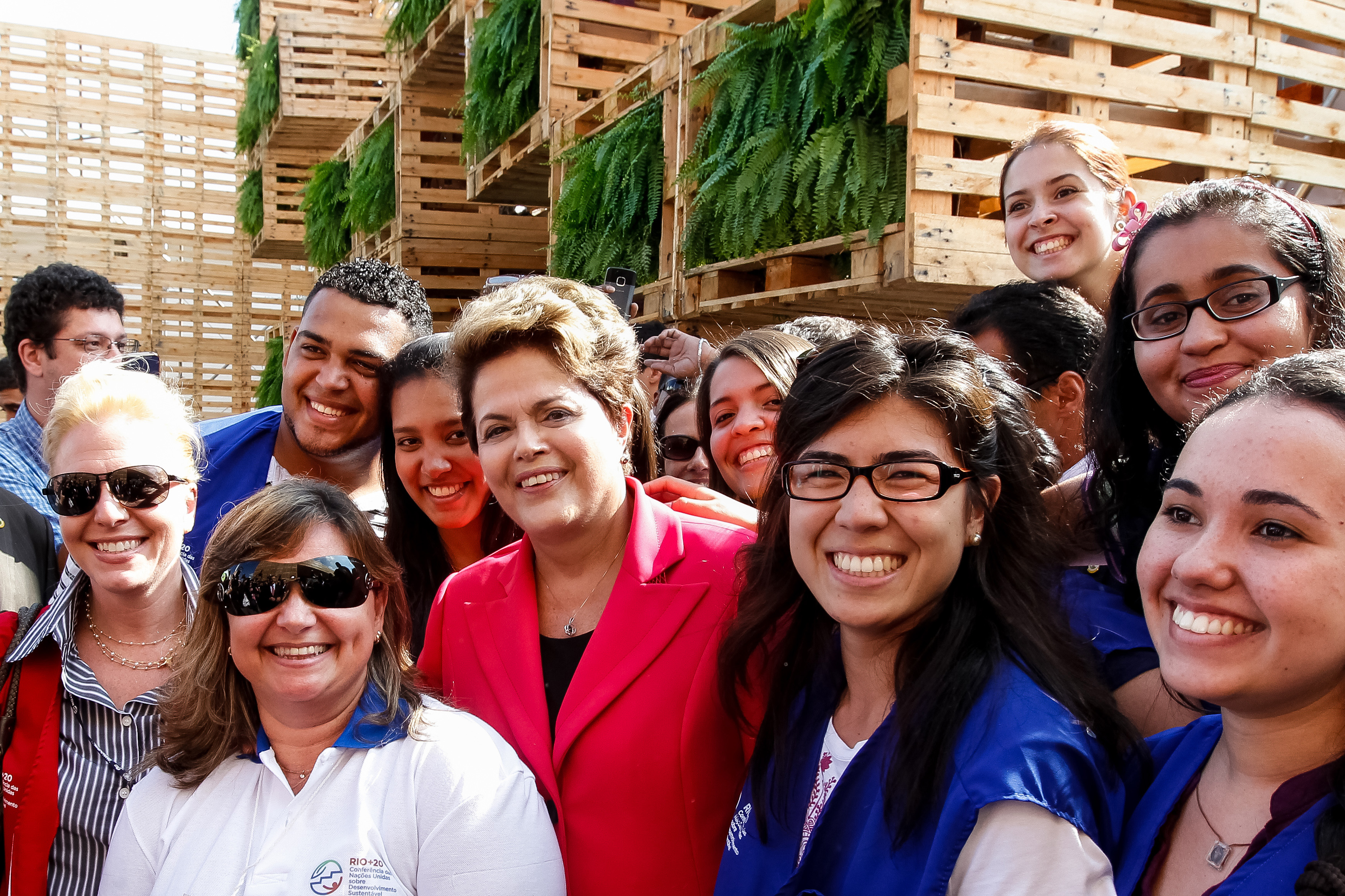 Presidenta Dilma Rousseff posa para foto com populares durante visita aos pavilhões da Rio+20 no Parque dos Atletas. Rio de Janeiro - RJ, 13/06/2012